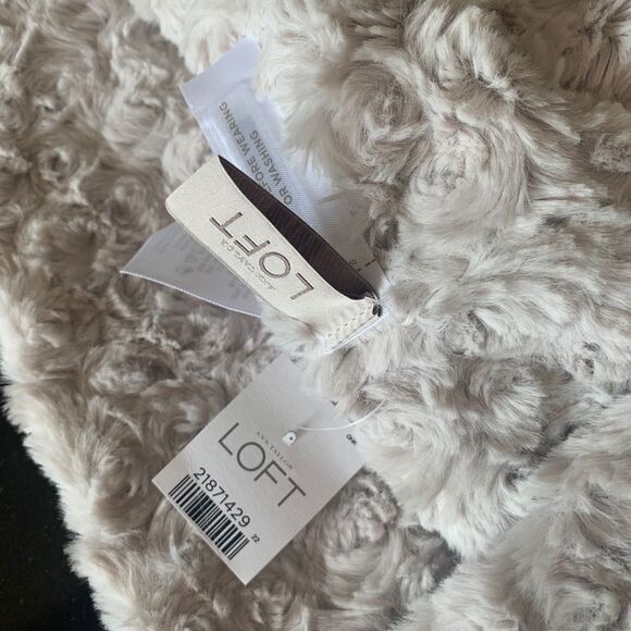 NWT Loft Rosebud Furry Infinity Scarf - Picture 5 of 6